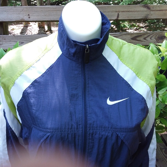 NIKE Women's Windbreaker. - Picture 2 of 10